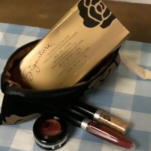 Mary Kay Velvet Collection - Golden Ruby